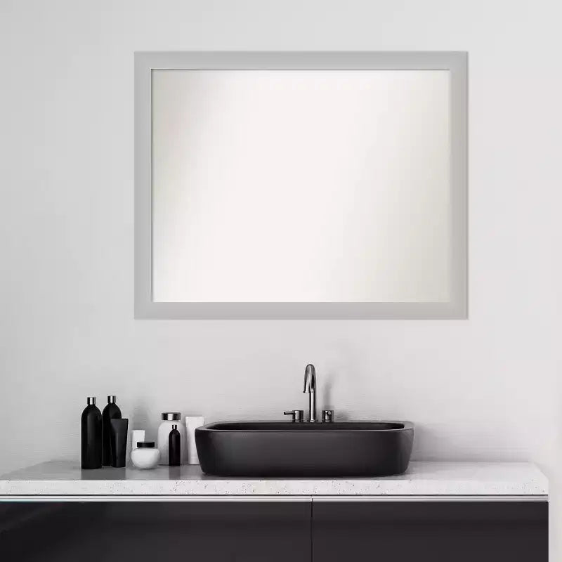 Miroir mural de salle de bain en bois, non biseauté, peu lustré, 31" x 25", argenté - Amanti Art