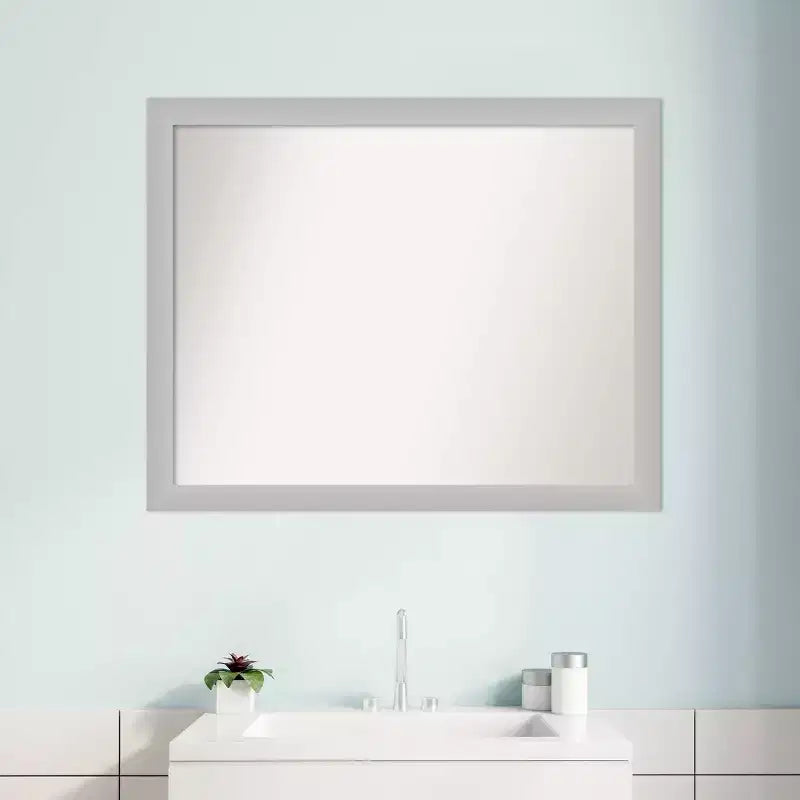 Miroir mural de salle de bain en bois, non biseauté, peu lustré, 31" x 25", argenté - Amanti Art