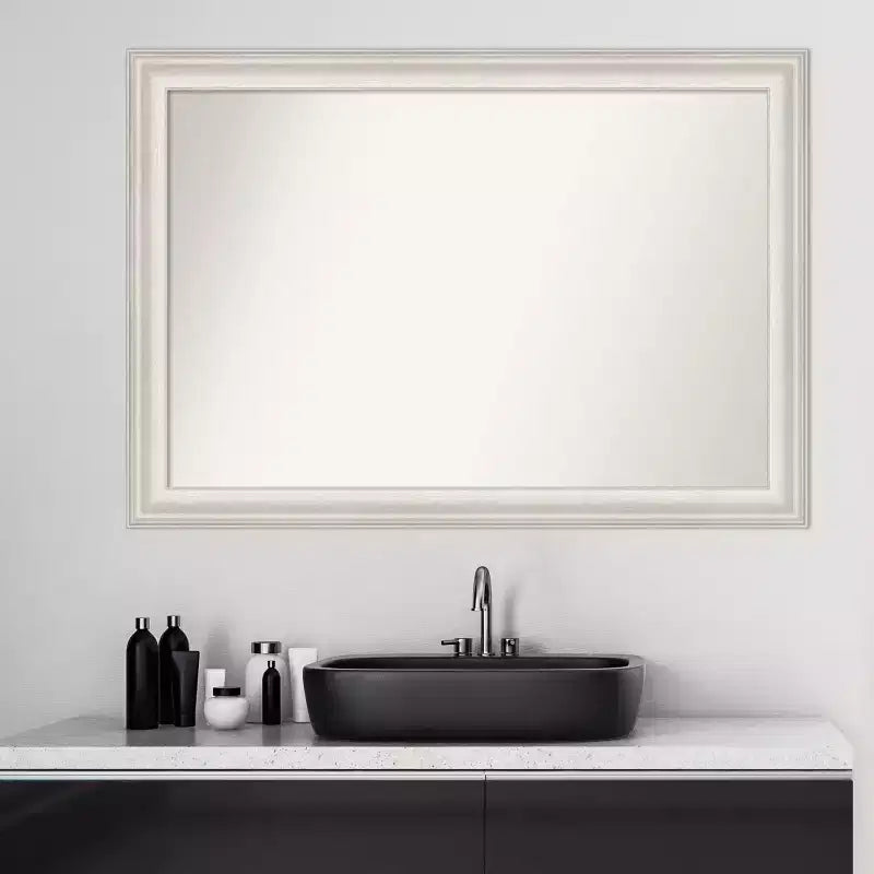 Miroir mural de salle de bain Trio blanc délavé argenté de 41" x 29" sans biseau - Amanti Art