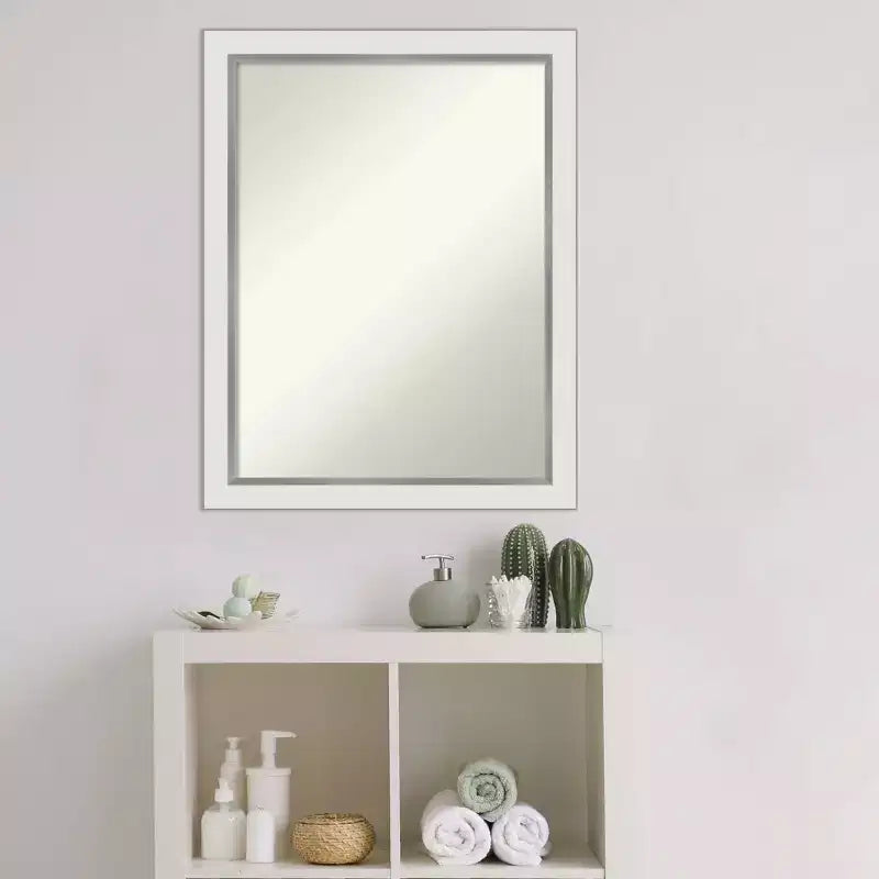 Miroir mural étroit doré Eva de 21 po x 27 po pour salle de bain - Amanti Art : Rectangulaire moderne, à fixer au mur