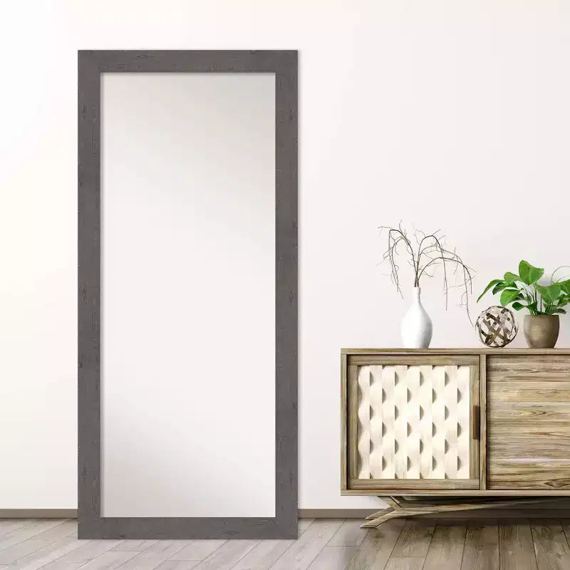 Miroir inclinable Rustique à lattes grises 30" x 66" par Amanti Art