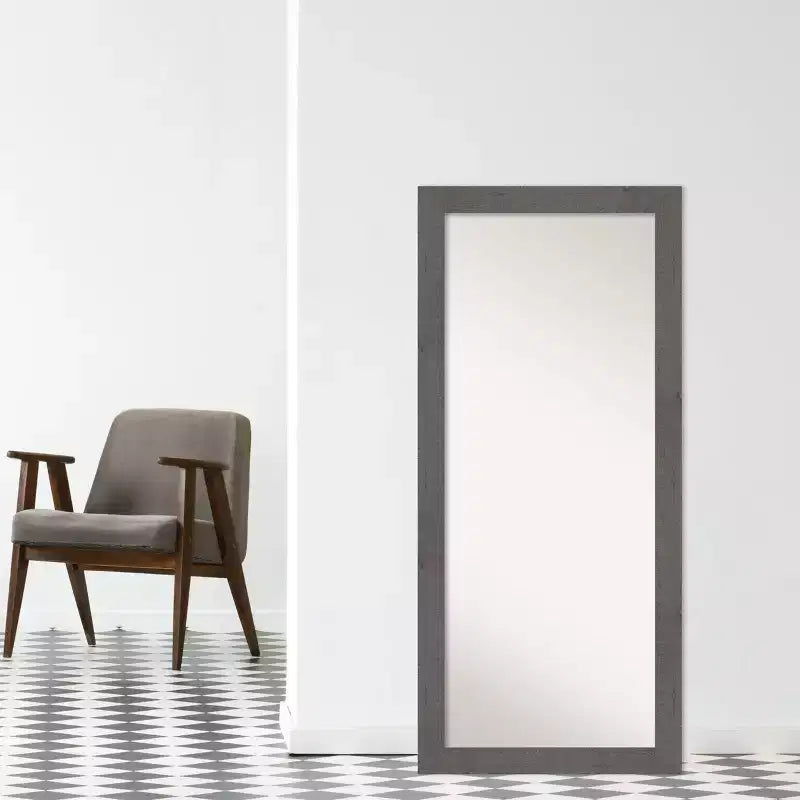 Miroir inclinable Rustique à lattes grises 30" x 66" par Amanti Art
