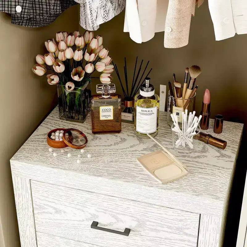 Commode verticale à 5 tiroirs Famapy, commode en bois texturé avec poignées décoratives en métal
