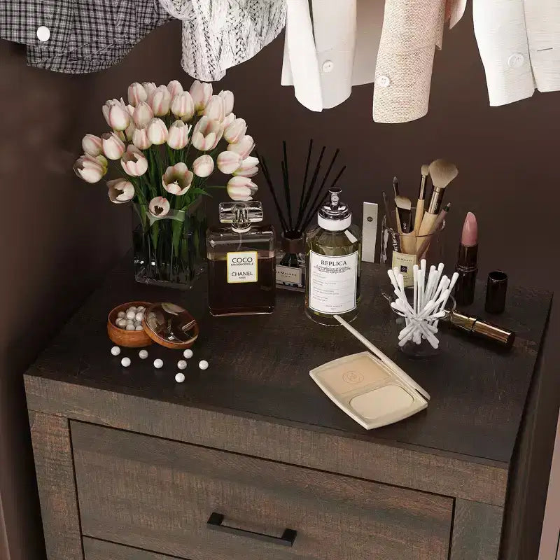 Commode verticale à 5 tiroirs Famapy, commode en bois texturé avec poignées décoratives en métal