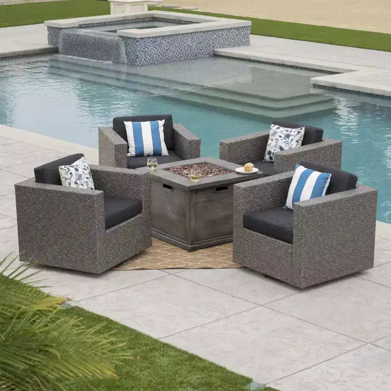 Christopher Knight Home Achton Ensemble de 5 fauteuils de club pivotants d'extérieur en osier et brasero avec coussins