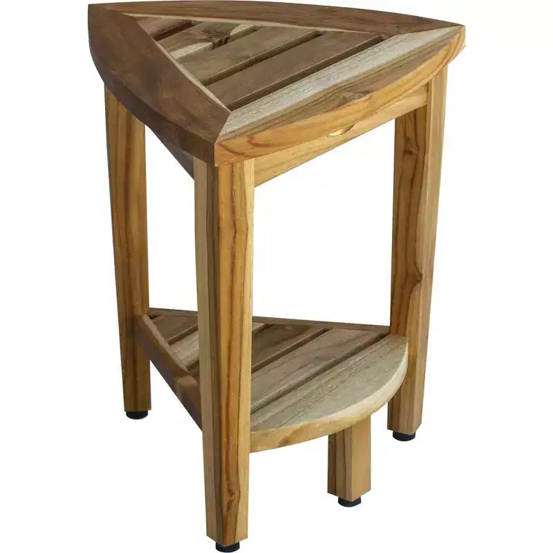 Banc d'angle de douche ou d'extérieur compact en teck avec étagère HomeRoots, finition naturelle