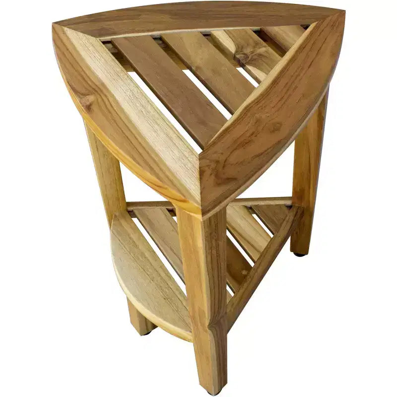Banc d'angle de douche ou d'extérieur compact en teck avec étagère HomeRoots, finition naturelle