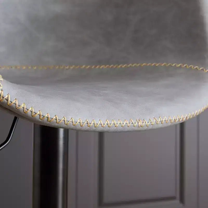 Tabouret de bar pivotant GDFStudio Grantha en similicuir, réglable en hauteur, avec repose-pieds