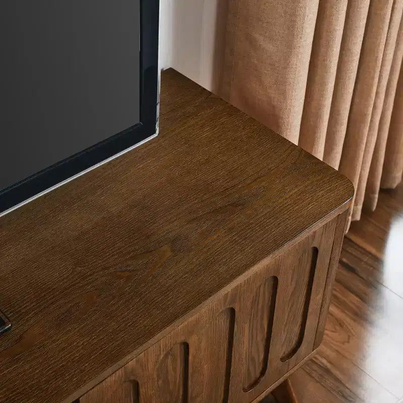 Meuble TV en bois cannelé GDFStudio Kriknak Mid-Century Modern de 150 cm avec 2 portes et 1 tiroir