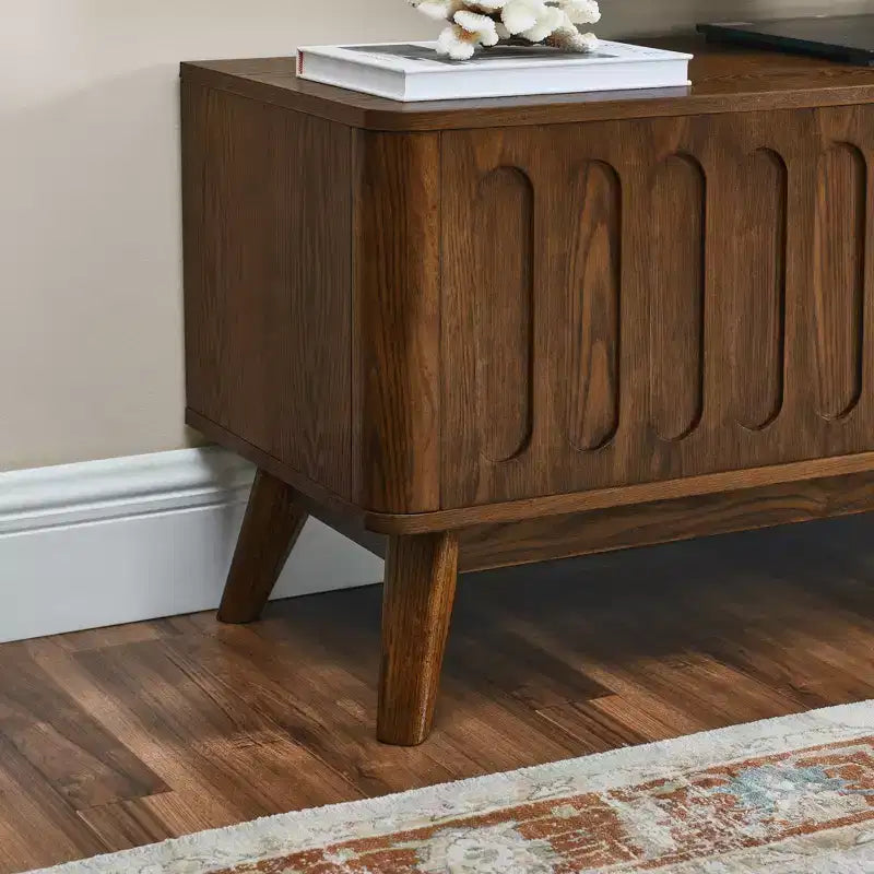 Meuble TV en bois cannelé GDFStudio Kriknak Mid-Century Modern de 150 cm avec 2 portes et 1 tiroir