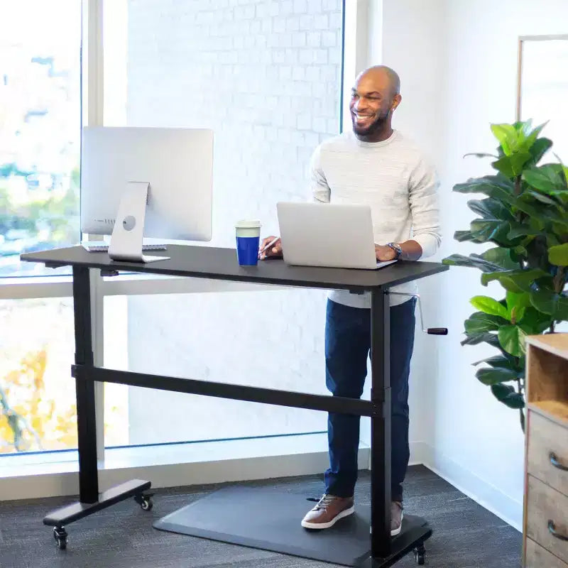 Stand Steady Tranzendesk | Bureau Debout de 55 Pouces | Poste de Travail Ergonomique Réglable en Hauteur par Manivelle | Prend en Charge 3 Écrans (Érable)
