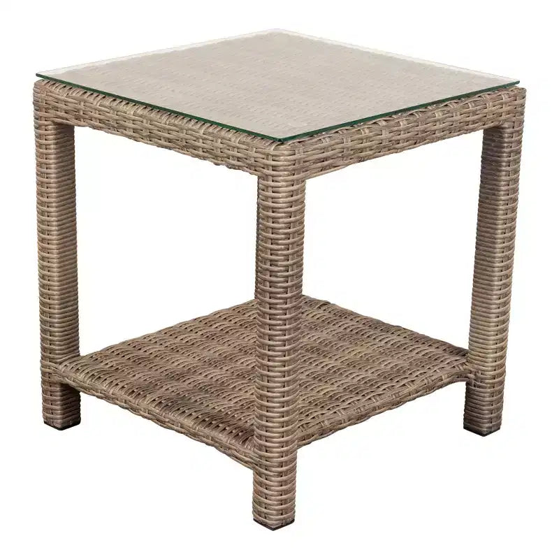 Ensemble conversationnel 5 pièces décontracté Courtyard Capri comprend : une table d'appoint, deux fauteuils de club et deux poufs