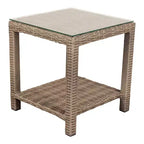 Ensemble conversationnel 5 pièces décontracté Courtyard Capri comprend : une table d'appoint, deux fauteuils de club et deux poufs