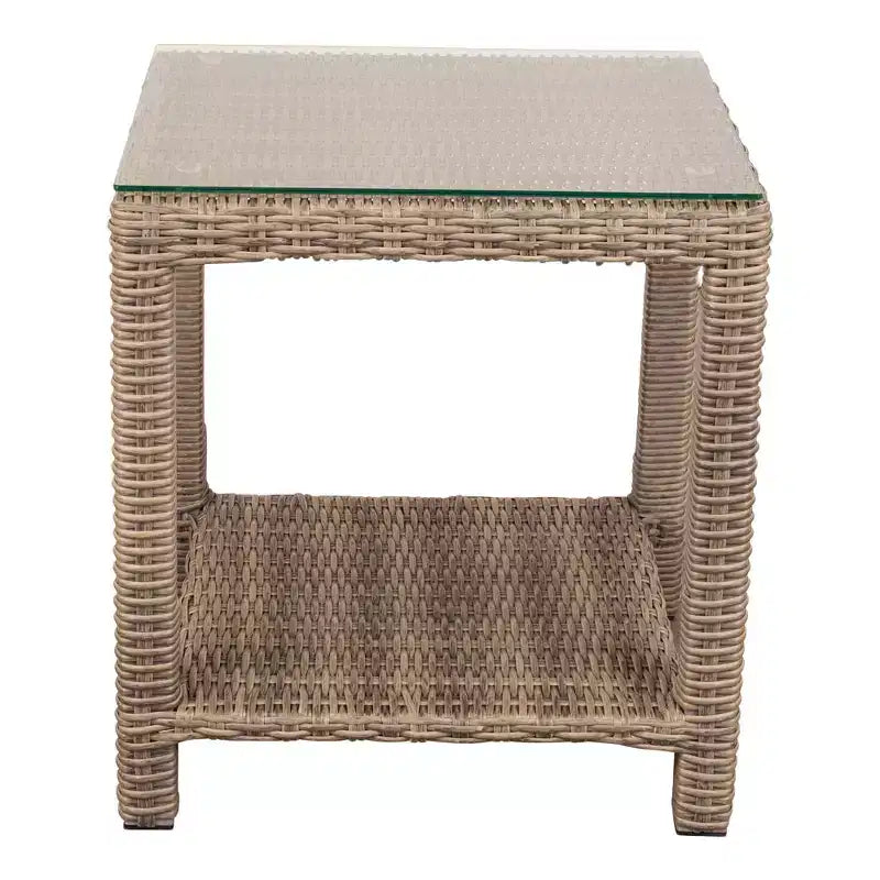 Ensemble conversationnel 5 pièces décontracté Courtyard Capri comprend : une table d'appoint, deux fauteuils de club et deux poufs