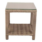 Ensemble conversationnel 5 pièces décontracté Courtyard Capri comprend : une table d'appoint, deux fauteuils de club et deux poufs
