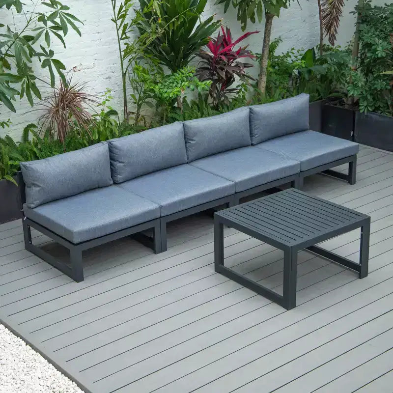 LeisureMod Chelsea Ensemble de 5 pièces de patio d'extérieur avec table basse – Structure en aluminium noir, coussins, résistant aux intempéries