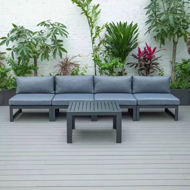 LeisureMod Chelsea Ensemble de 5 pièces de patio d'extérieur avec table basse – Structure en aluminium noir, coussins, résistant aux intempéries