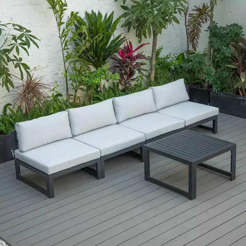 LeisureMod Chelsea Ensemble de 5 pièces de patio d'extérieur avec table basse – Structure en aluminium noir, coussins, résistant aux intempéries