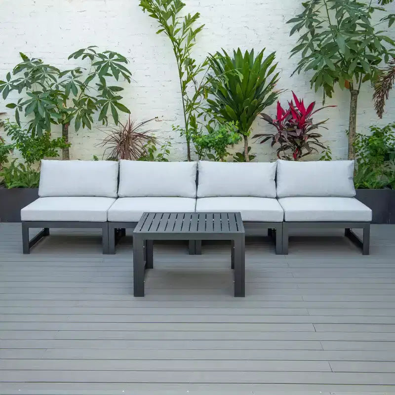 LeisureMod Chelsea Ensemble de 5 pièces de patio d'extérieur avec table basse – Structure en aluminium noir, coussins, résistant aux intempéries