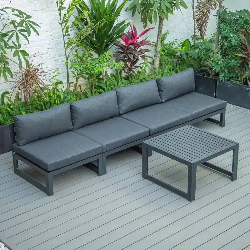 LeisureMod Chelsea Ensemble de 5 pièces de patio d'extérieur avec table basse – Structure en aluminium noir, coussins, résistant aux intempéries