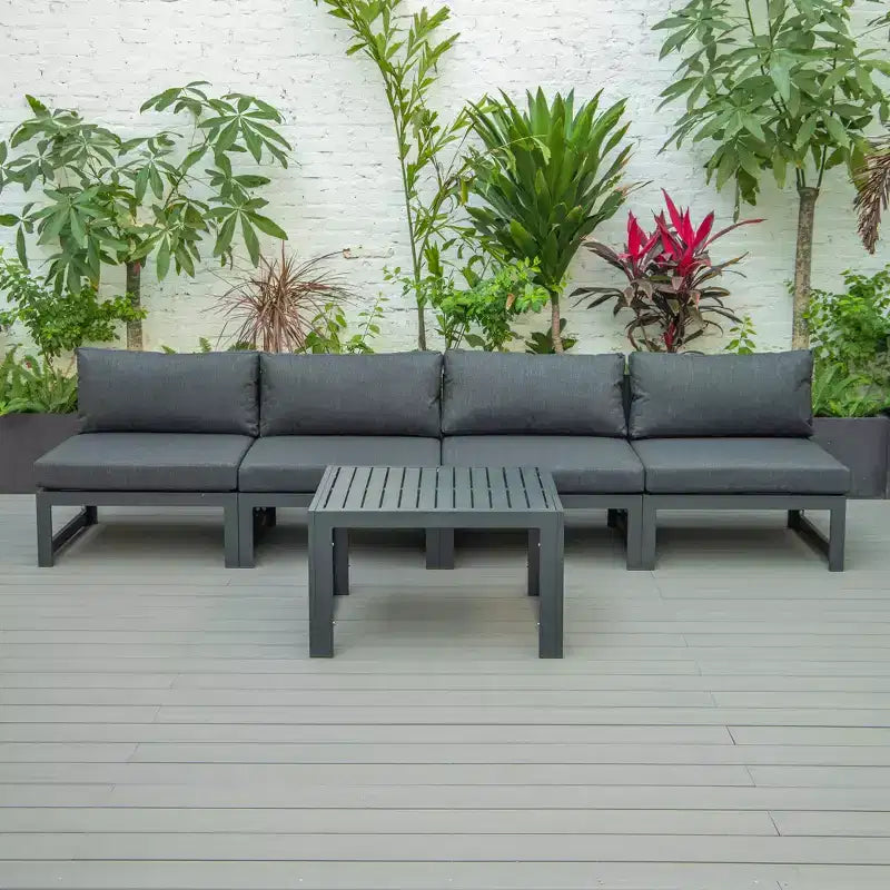 LeisureMod Chelsea Ensemble de 5 pièces de patio d'extérieur avec table basse – Structure en aluminium noir, coussins, résistant aux intempéries
