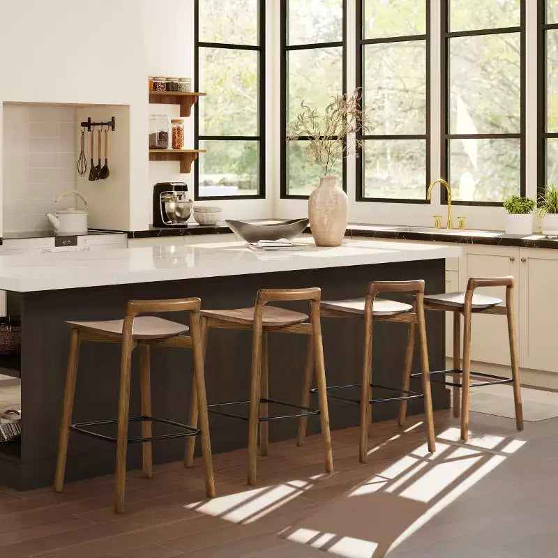 Tabourets de bar Okak en bois de frêne blond naturel, hauteur comptoir pour salles à manger, tabourets de bar bas minimalistes sans accoudoirs