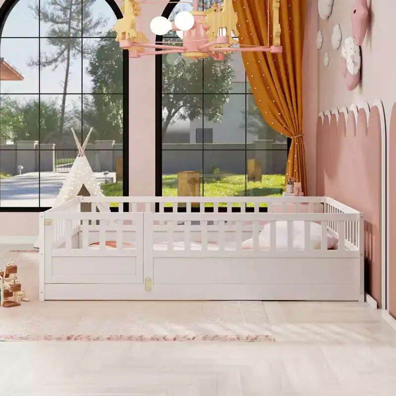 Lit double Bellemave, construction avec barrière de sécurité très haute, porte, lit de plancher Montessori en bois, blanc