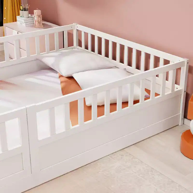 Lit double Bellemave, construction avec barrière de sécurité très haute, porte, lit de plancher Montessori en bois, blanc