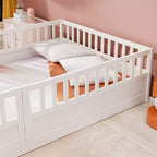 Lit double Bellemave, construction avec barrière de sécurité très haute, porte, lit de plancher Montessori en bois, blanc