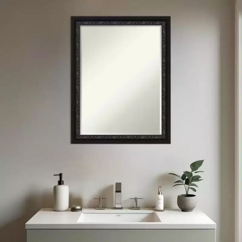 Amanti Art Downton Miroir mural de salle de bain en bois biseauté noir 27,5 x 21,5 po