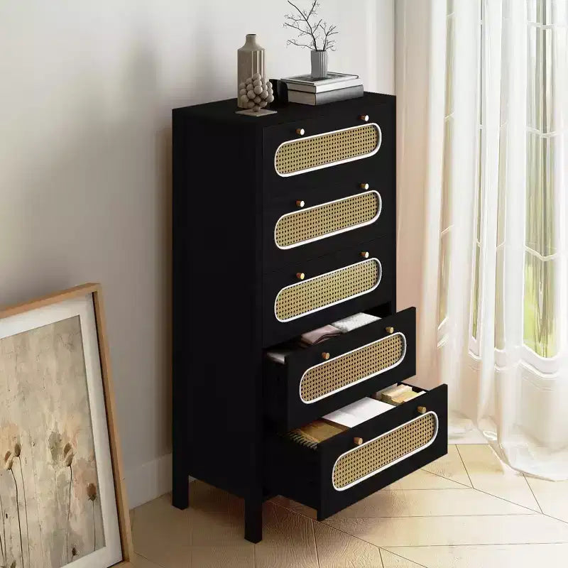 Commode bohème de 119,4 cm de hauteur avec poignées dorées et pieds réglables en rotin, 5 tiroirs, rangement en bois