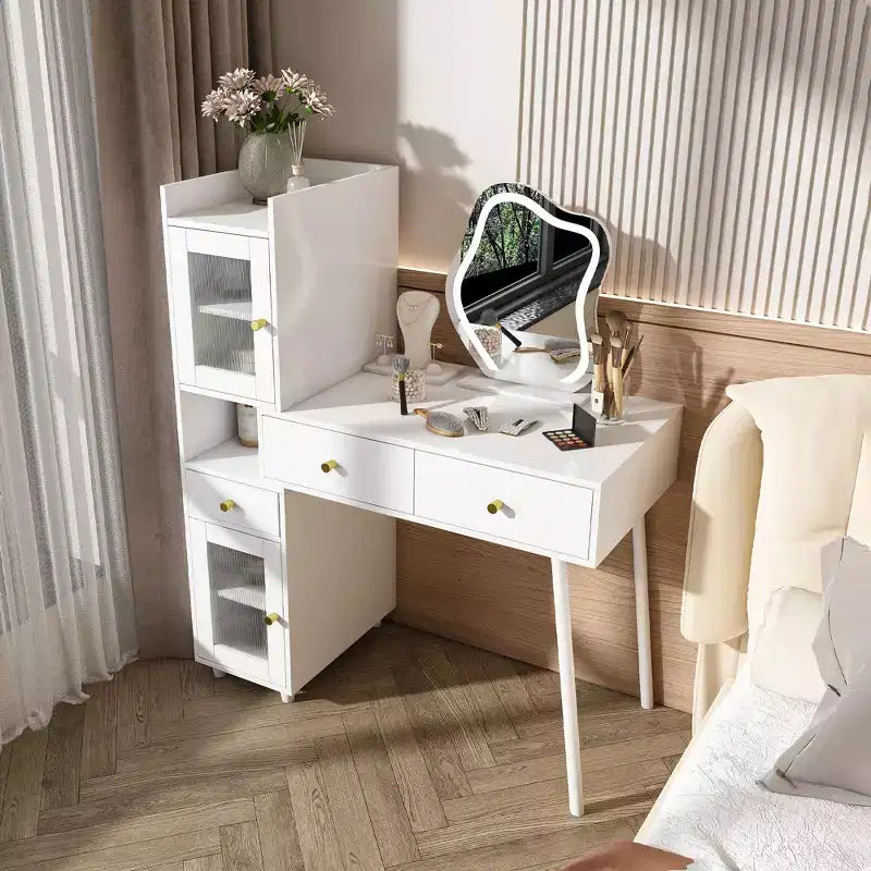 Coiffeuse moderne Okak avec miroir de forme irrégulière, coiffeuse de maquillage avec 3 tiroirs, 2 étagères ouvertes et 4 armoires cachées, bureau de maquillage, blanc