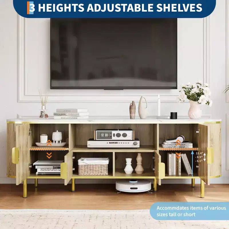 Meuble TV à quatre portes avec motif ondulé rond, étagères réglables, plateau en imitation marbre, décoration en métal doré, charnières à fermeture douce