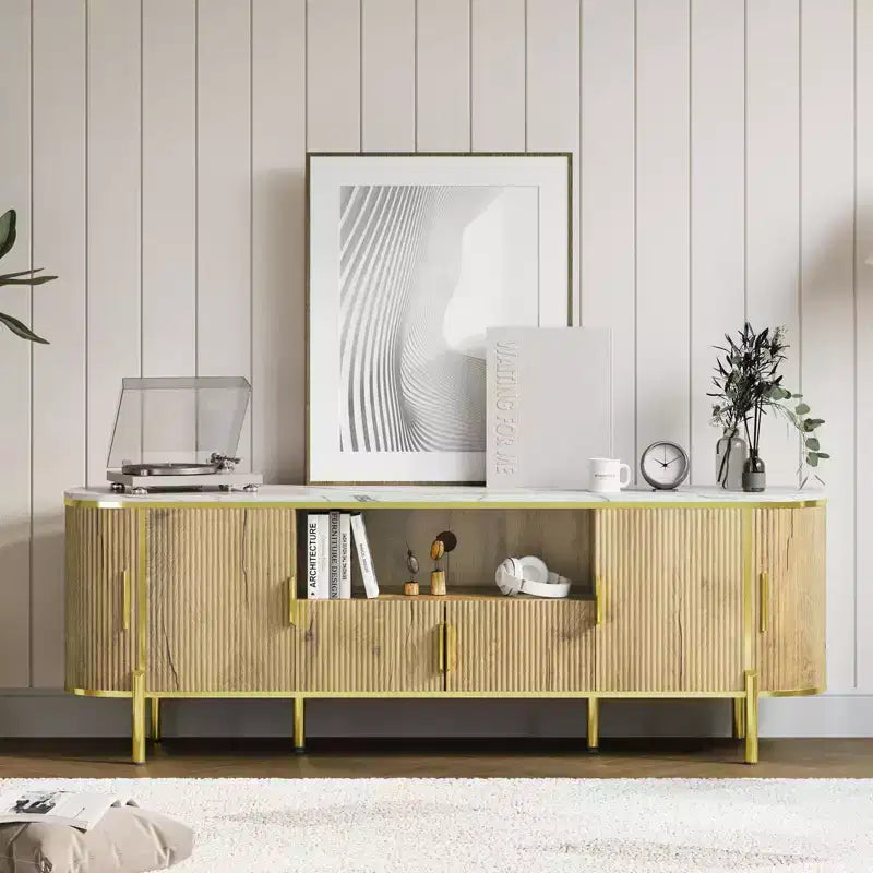 Meuble TV à quatre portes avec motif ondulé rond, étagères réglables, plateau en imitation marbre, décoration en métal doré, charnières à fermeture douce