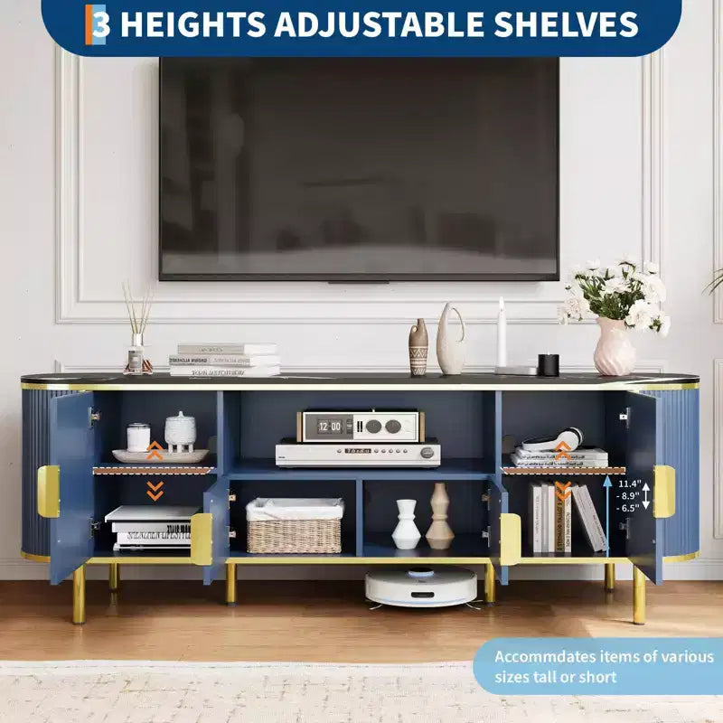 Meuble TV à quatre portes avec motif ondulé rond, étagères réglables, plateau en imitation marbre, décoration en métal doré, charnières à fermeture douce