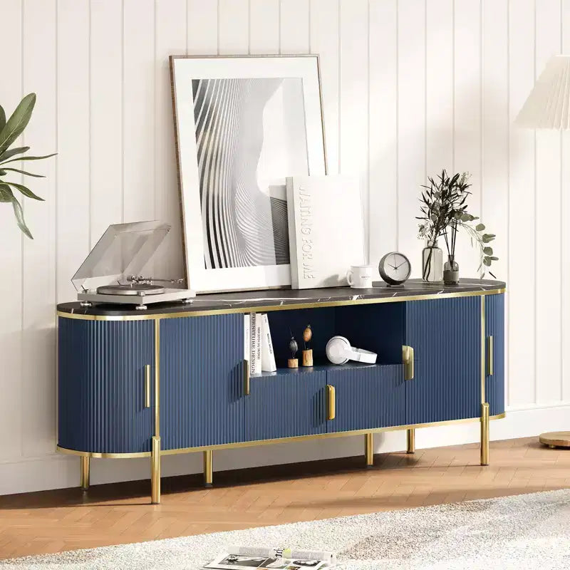 Meuble TV à quatre portes avec motif ondulé rond, étagères réglables, plateau en imitation marbre, décoration en métal doré, charnières à fermeture douce
