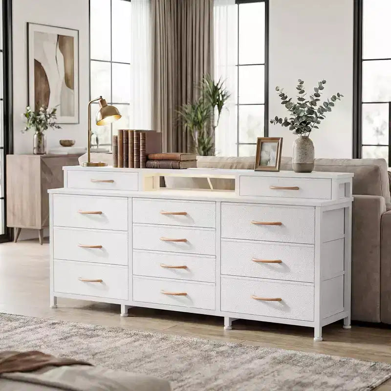 Commode Blanche à 12 Tiroirs pour Chambre avec Lumières LED et Prises de Courant Commode de Rangement en Tissu Large de 140 cm avec 2 Étagères Dessus en Bois Grand Meuble Multimédia