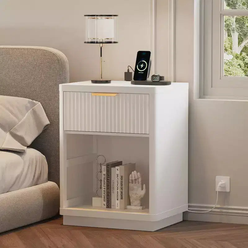 Fluted Farmhouse Night Stand, Nightstand w/Charging Station & Drawers, Modern Mid Century Bedside Table w/Metal Handle for Bedroom Office