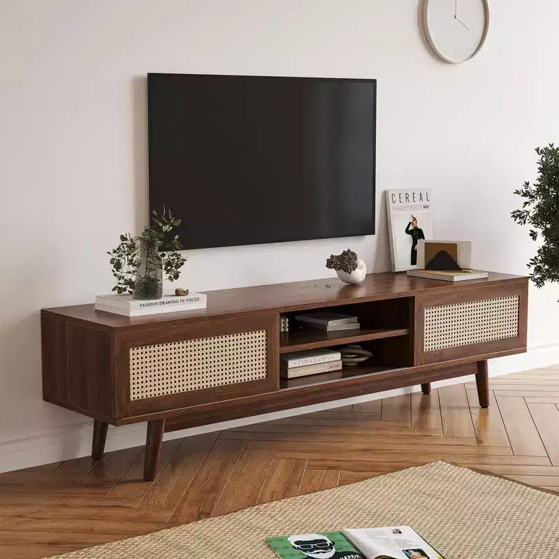 Meuble TV GDFStudio Chihiro 65 de style Ferme en Bois et Rotin avec Gestion de Câbles et Rangement