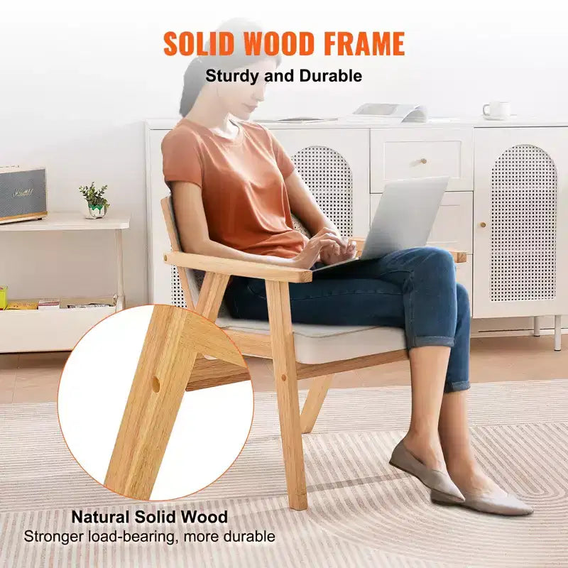 Fauteuil d'appoint moderne du milieu du siècle en rotin avec coussin en velours et cadre en bois massif beige