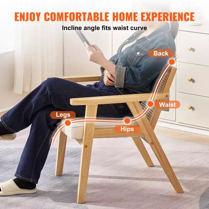 Fauteuil d'appoint moderne du milieu du siècle en rotin avec coussin en velours et cadre en bois massif beige
