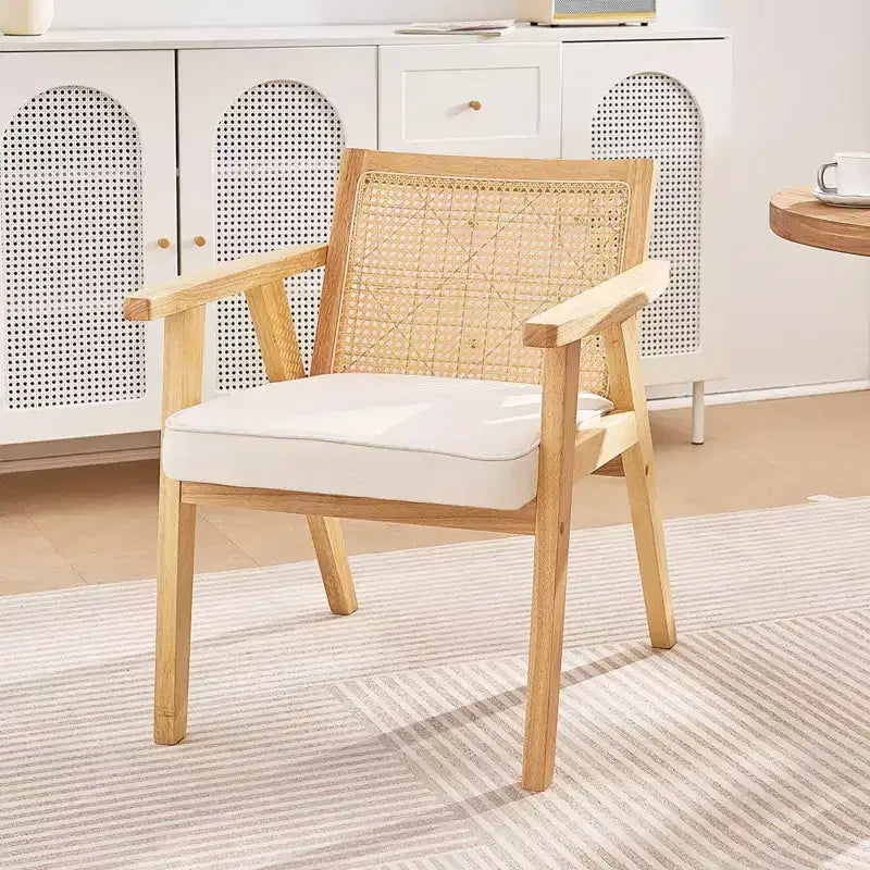 Fauteuil d'appoint moderne du milieu du siècle en rotin avec coussin en velours et cadre en bois massif beige