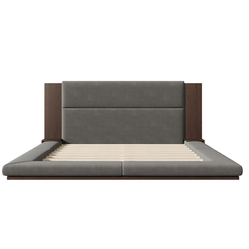 Lit rembourré King Gray Floor à profil bas avec tête de lit en bois étendue, étagères de chevet intégrées