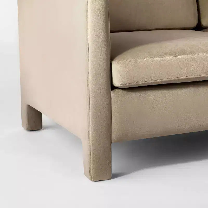 Causeuse entièrement rembourrée Bellfield de couleur havane - Threshold™ conçue avec Studio McGee