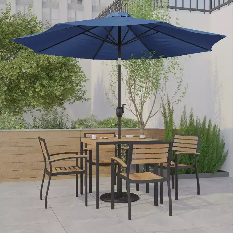 Ensemble de table de patio 7 pièces Emma et Oliver - 4 chaises empilables en faux teck synthétique - Table en faux teck - Parasol avec base