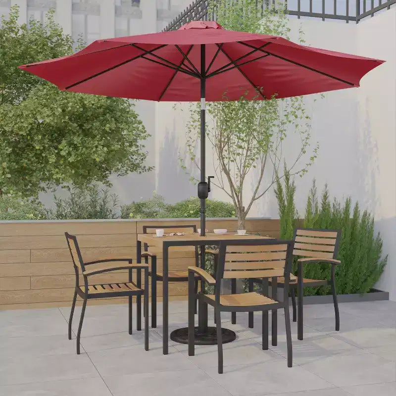 Ensemble de table de patio 7 pièces Emma et Oliver - 4 chaises empilables en faux teck synthétique - Table en faux teck - Parasol avec base
