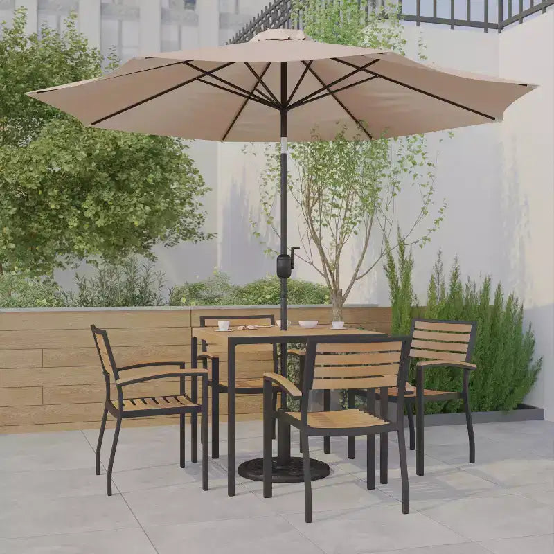 Ensemble de table de patio 7 pièces Emma et Oliver - 4 chaises empilables en faux teck synthétique - Table en faux teck - Parasol avec base
