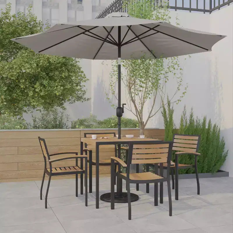 Ensemble de table de patio 7 pièces Emma et Oliver - 4 chaises empilables en faux teck synthétique - Table en faux teck - Parasol avec base