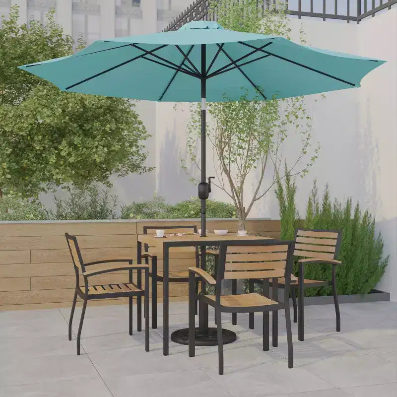 Ensemble de table de patio 7 pièces Emma et Oliver - 4 chaises empilables en faux teck synthétique - Table en faux teck - Parasol avec base