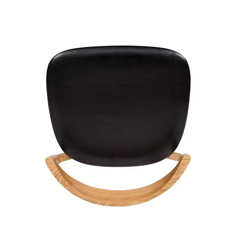 Chaise de salle à manger empilable Raven 20.5 en bois de chêne sculpté, brun naturel chaud et revêtement en similicuir noir